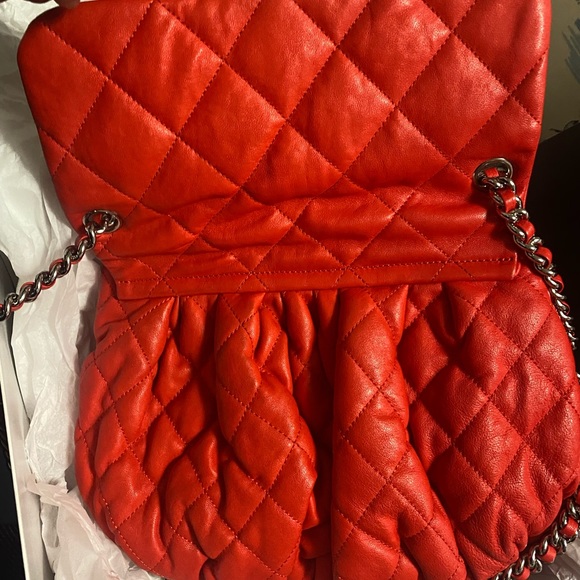 Red color chains around Medium size,interlocking CC logo silver tone hardware . - Picture 7 of 13